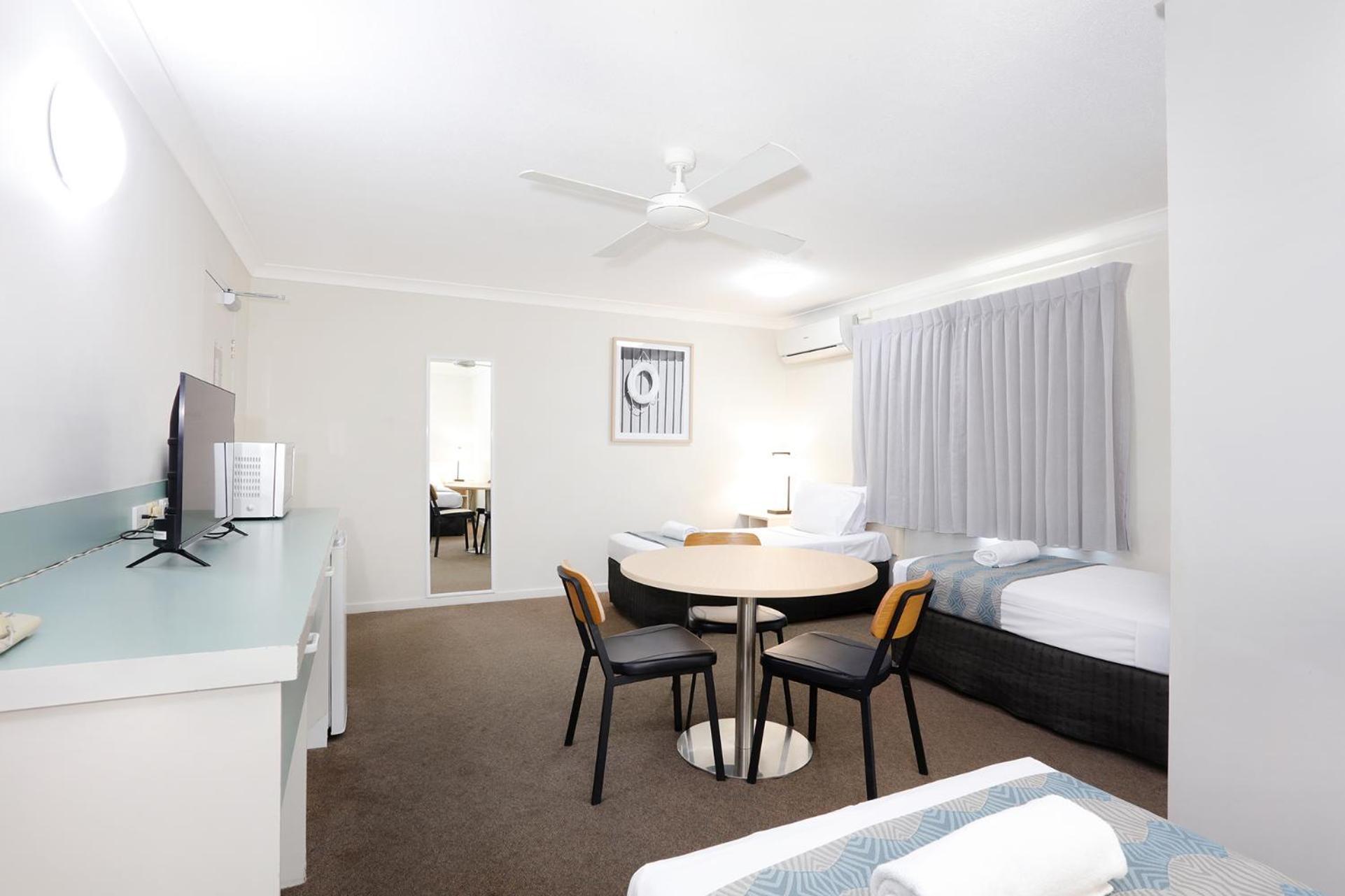 Southport Motel & Apartments Gold Coast Room photo